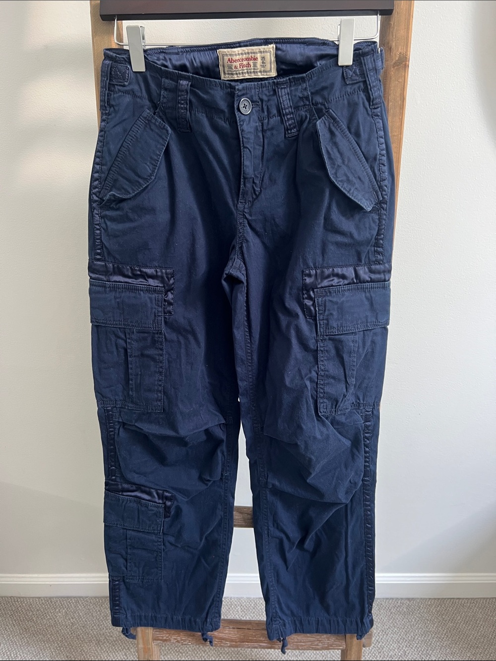 Women’s Size 25 Abercrombie & Fitch Navy Cargo Pants with Satin detail